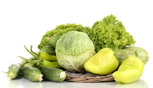 Verse groene groenten op rieten mat geïsoleerd op wit — Stockfoto