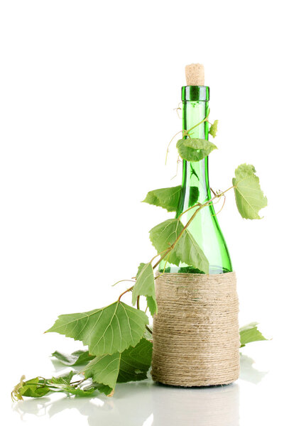 бутылка вина с виноградными листьями, изолированными на белом
