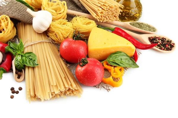 Tészta spagetti, zöldség és fűszerek, elszigetelt fehér — Stock Fotó