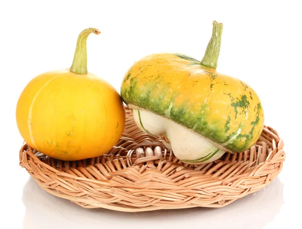 Twee pompoenen op rieten mat geïsoleerd op wit — Stockfoto