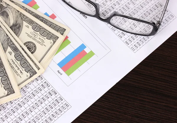 Közeli kép: dokumentumok, a pénz és a szemüveg — Stock Fotó