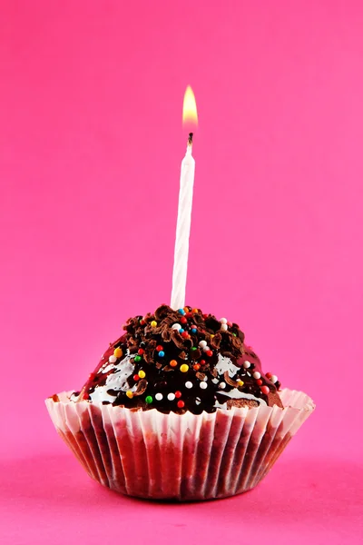 Smakelijke verjaardag cupcake met kaars, op roze achtergrond — Stockfoto