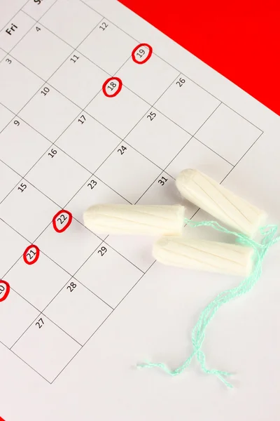 Menstruation calendar with cotton tampons, close-up — Stock Photo, Image