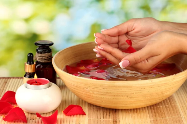 Tratamientos de spa para manos femeninas, sobre fondo verde — Foto de Stock