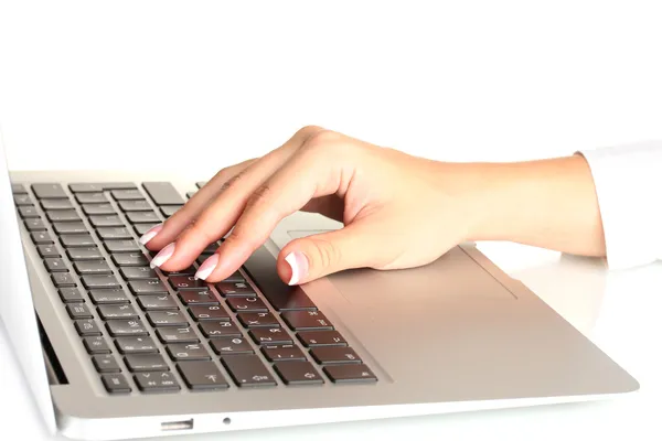 Mani di donna d'affari digitando sul computer portatile, su sfondo bianco chiudere — Foto Stock