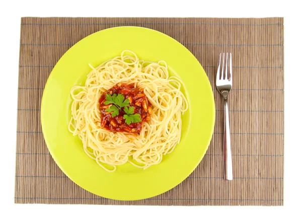 Spaghetti italiani in piatto su tappetino di bambù — Foto Stock