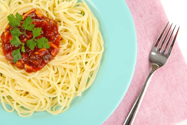 Spaghettis italiens en assiette sur table en bois — Photo