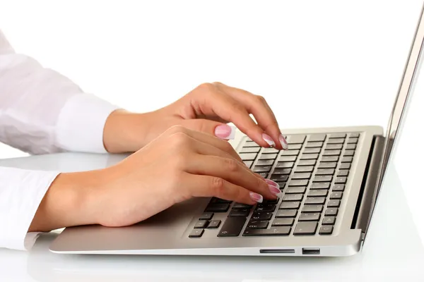 Mãos de mulher de negócios digitando no computador portátil, no fundo branco fechar — Fotografia de Stock