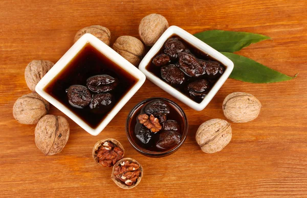 Jam walnutsjam ořechy v misce na dřevěný stůl — Stock fotografie