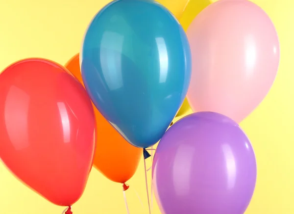 Ballons colorés sur fond jaune — Photo