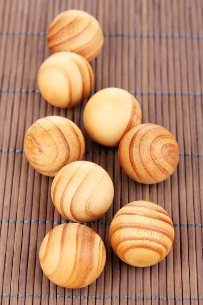 Bolas de madera en estera de bambú —  Fotos de Stock