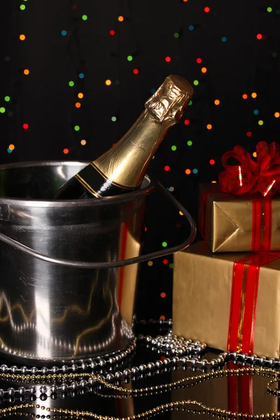 Champagne celebrativo su sfondo luci di Natale — Foto Stock