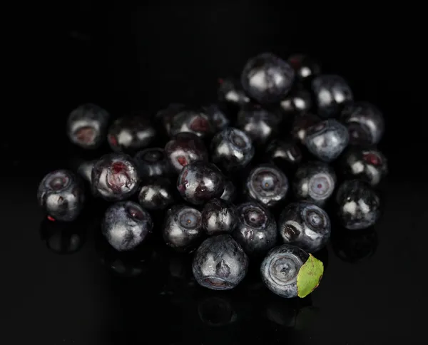 Mirtilos saborosos isolados em close-up preto — Fotografia de Stock