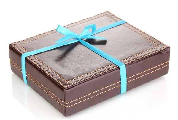 Bruine doos met lint geïsoleerd op wit — Stockfoto
