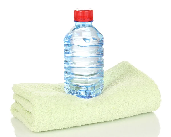 Plastflaska med vatten på handduk isolerad på vit — Stockfoto