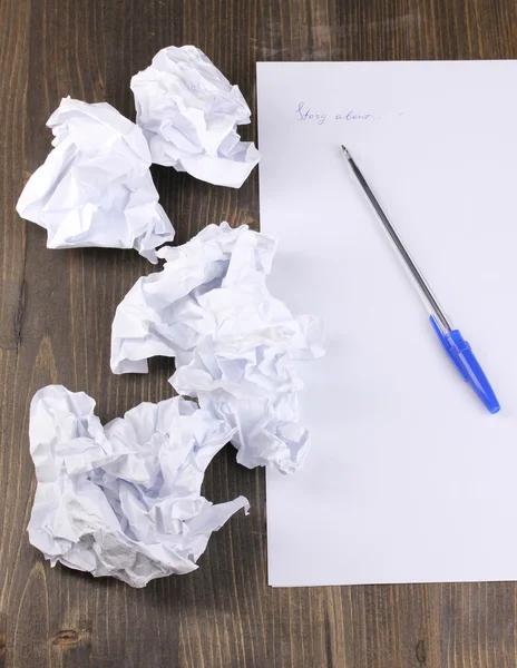 Oprichting van samenstelling en verfrommeld bladen op houten tafel — Stockfoto