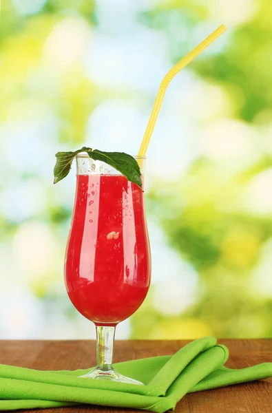 A glass of fresh watermelon juice on green background close-up — Stock Photo, Image