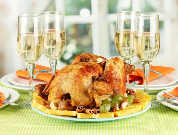 Banquet table with roasted chicken close-up. Thanksgiving Day — Stock Photo, Image