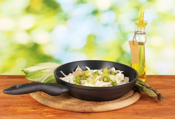Pan met Koolsla, asperges en cichorei op houten tafel op natuurlijke backgro — Stockfoto