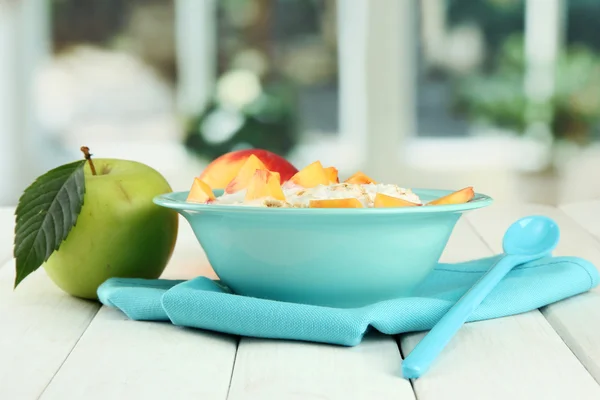 Sabrosa comida dietética, en la mesa de madera — Foto de Stock