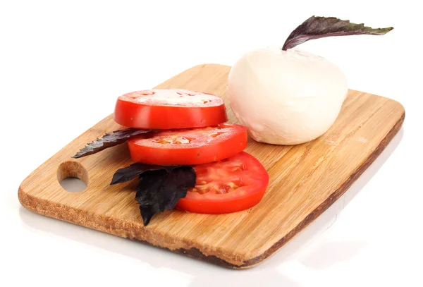 Smaczne mozzarella z pomidorami na na białym tle deska do krojenia — Zdjęcie stockowe