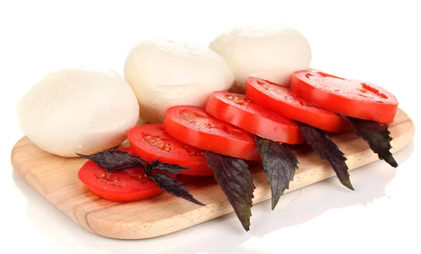 Gustosa mozzarella con pomodori sul tagliere isolato su bianco — Foto Stock