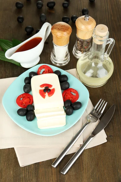 Baharat ve ahşap masa yakın çekim üzerine süslenmiş plaka üzerinde beyaz peynir — Stok fotoğraf