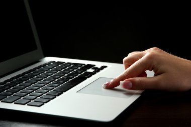 laptot üzerinde yazma el yakın çekim