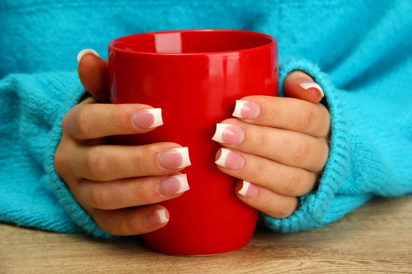 Bir fincan tutan eller sıcak içecek, yakın çekim — Stok fotoğraf