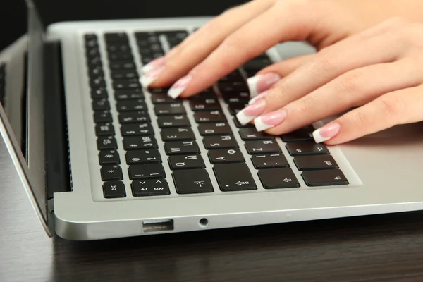 Mani femminili che scrivono su laptot, primo piano — Foto Stock