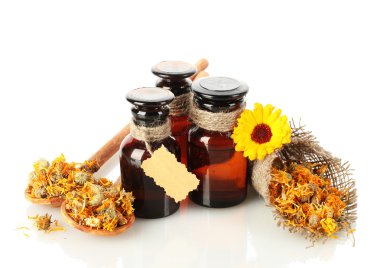 ilaç şişeleri ve üzerinde beyaz izole calendula,