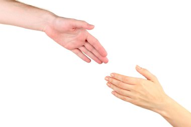 Kadın eli, beyaz arka planda erkeğin eline geçer.