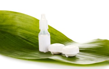 Göz damlaları ve lensler beyaza izole edilmiş.