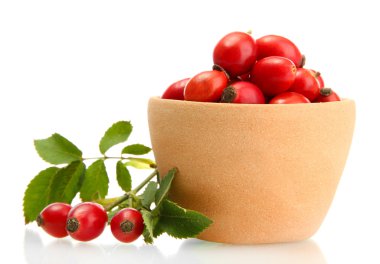 Olgun kalça gül yaprakları üzerinde beyaz izole Kupası ile