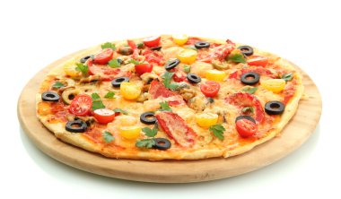 lezzetli pizza üzerinde beyaz izole kesme tahtası üzerinde