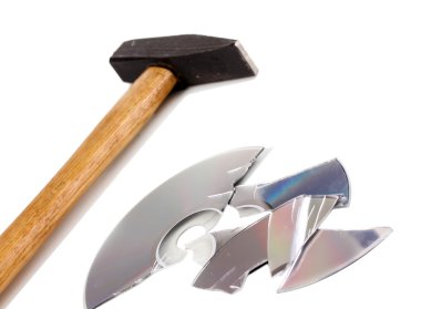 disk bilgileri beyaz izole kırık çekiçle