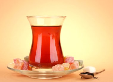 Türk çayı ve rahat lokum, bej renkli arka plan üzerinde bardak