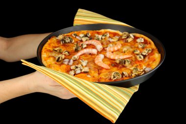Pizza ile deniz ürünleri üzerine siyah izole tutan eller