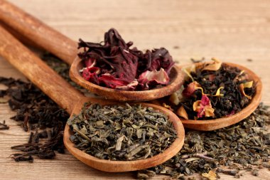 ahşap zemin üzerine kaşık kuru çay çeşitleri