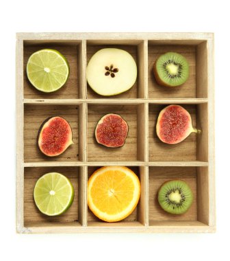 Ahşap kutusunda üzerinde beyaz izole dilimlenmiş meyve