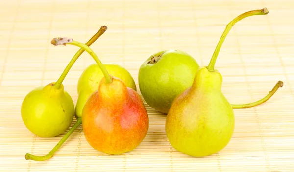 Ripe pears on bamboo mat — Stock Photo, Image