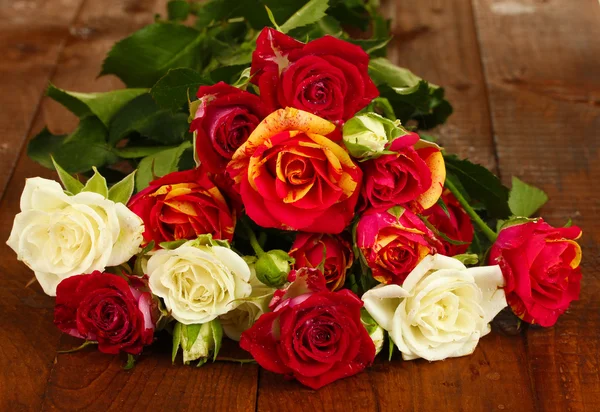 Kytici krásných růží na detail dřevěné pozadí — Stock fotografie
