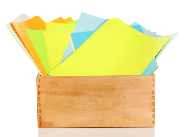 Houten kist met kleurrijke papieren geïsoleerd op wit — Stockfoto