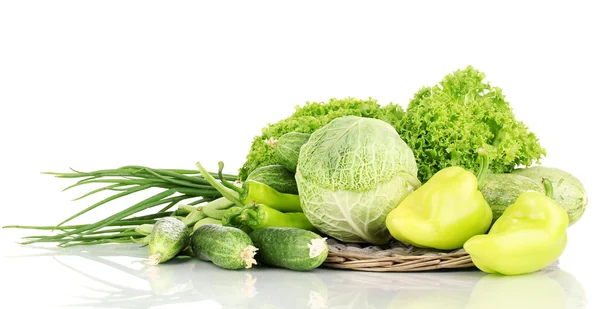 Verdure fresche verdi su stuoia di vimini isolata su bianco — Foto Stock