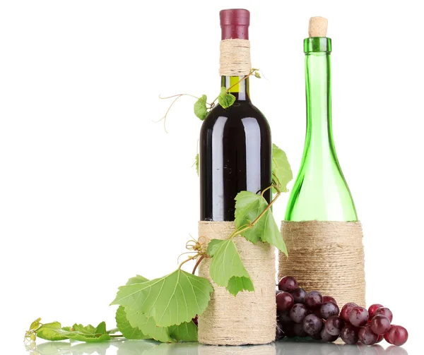 Пляшка вина з листям винограду ізольована на білому — стокове фото