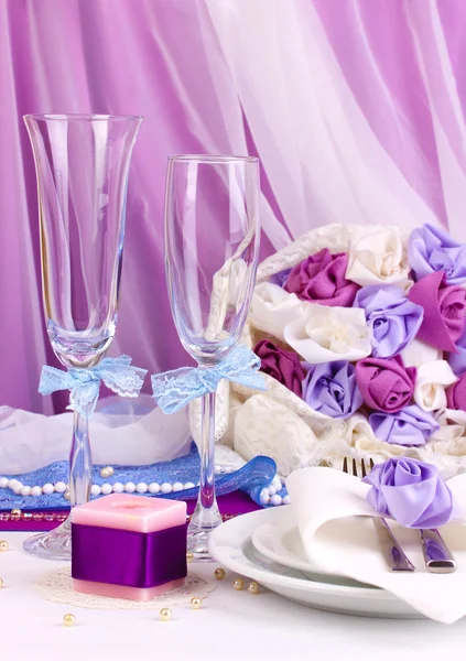 Som serverar fantastiska bröllop tabell i lila färg på vit — Stockfoto