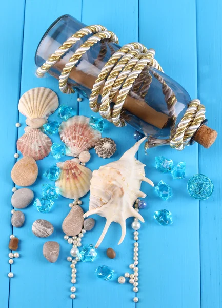 Deniz kabuklarını yakın çekim mavi ahşap masa dekoru — Stok fotoğraf