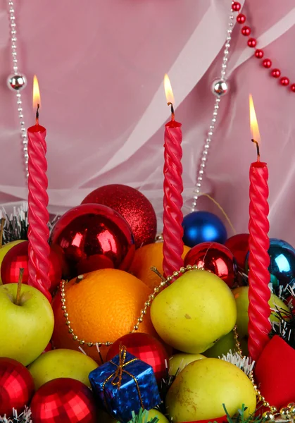 Servindo mesa de Natal em fundo de tecido branco e vermelho — Fotografia de Stock