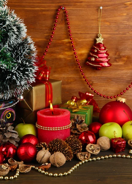 Composición de decoraciones navideñas sobre mesa de madera sobre fondo de madera — Foto de Stock