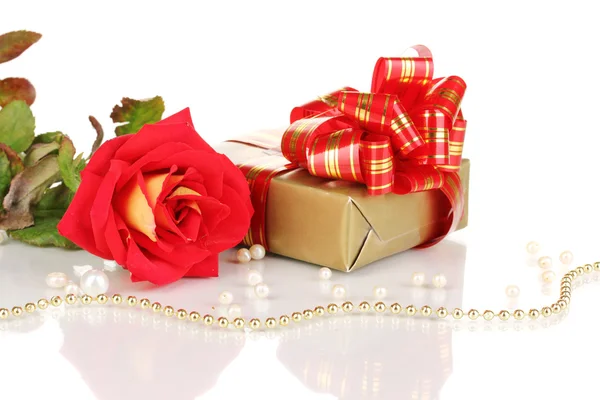 Красная роза с прекрасным подарком в золотой коробке, изолированной на белом — стоковое фото